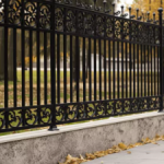 Ограды из гранита: современный дизайн и надежность для вашего дома